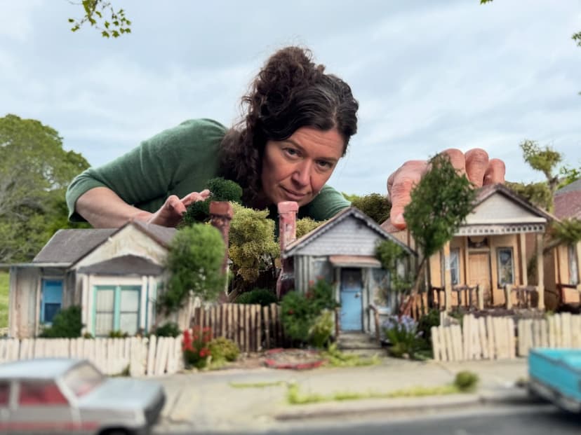 Friendship Beyond Time: A Miniature House of Memories