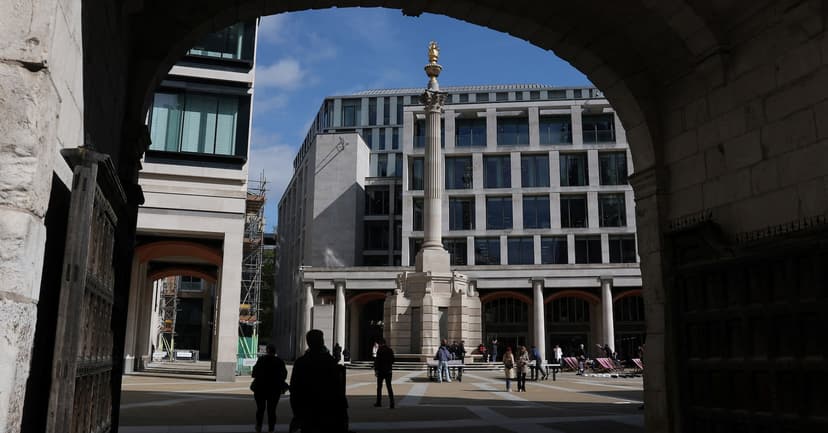 FTSE 100 Dips After Record Highs on Venezuelan Crude Deal