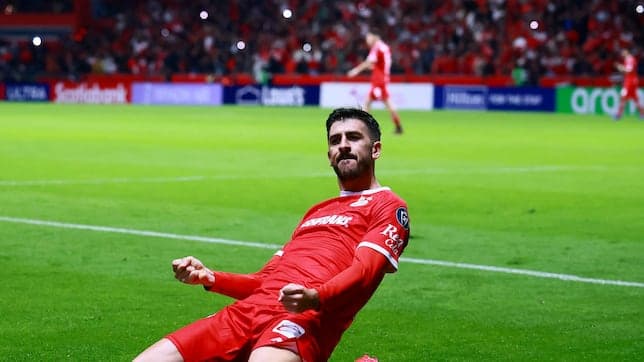 Paulinho Hat-Trick Seals Galaxy's Crucial Home Win