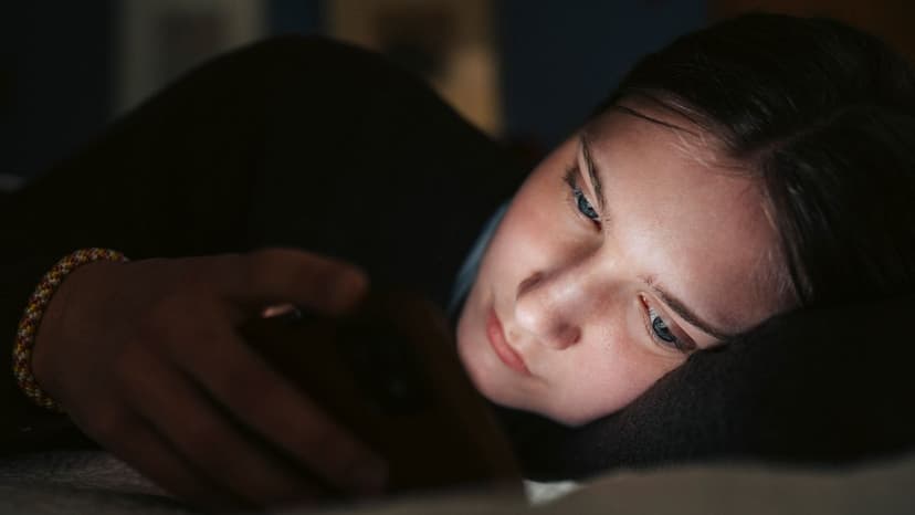 Gen Z Quits Smartphones, Founds Anti-Tech Movement