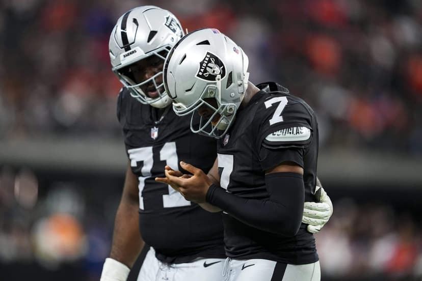 Raiders QB Smith Leaves Game With Injury