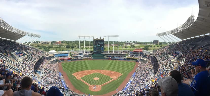 Giants Face Royals in Sunday Morning Clash