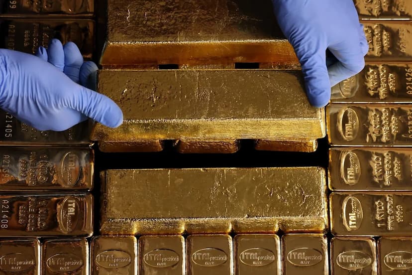 Gold Hovers Near Record Amid Venezuela Tensions
