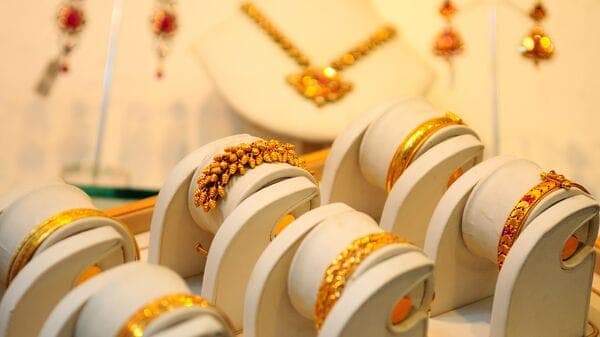 Gold Prices Tumble to 4-Month Low Amid War Fears