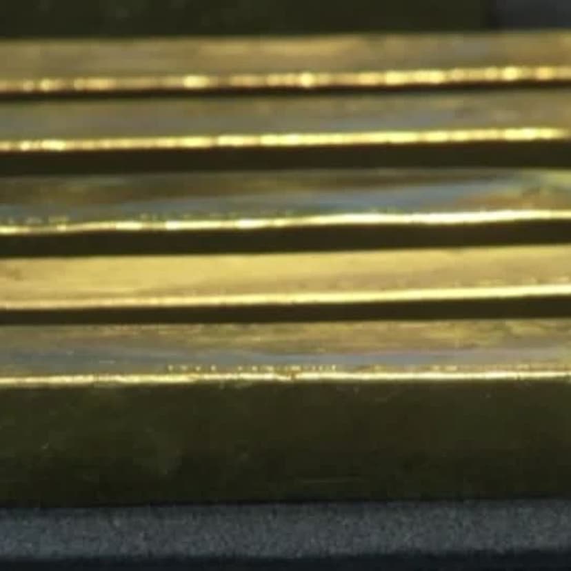 Gold Dips Amid Stronger Dollar, Rate Cut Fears