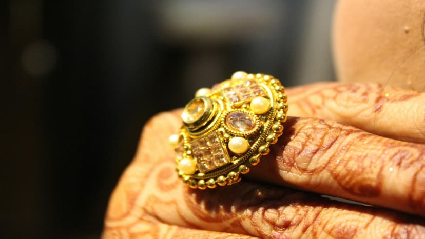 Gold Rises on Fed Pause; Silver Dips on Karwa Chauth