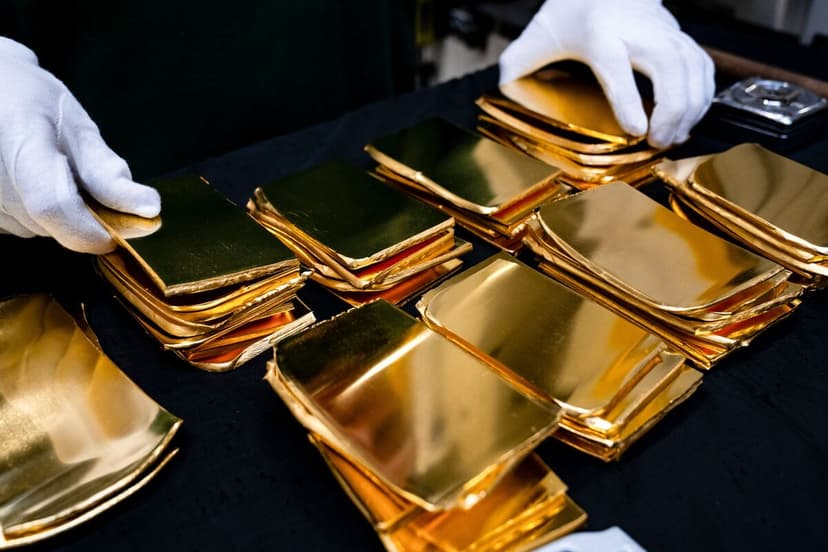 Gold Firms as Strait Closure Fuels Inflation Fears