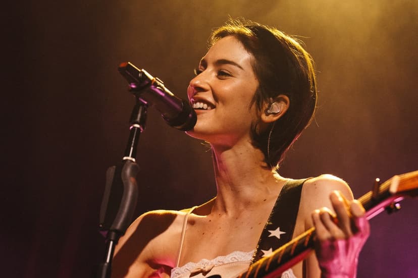 Gracie Abrams Debuts "Minibar" on Fallon
