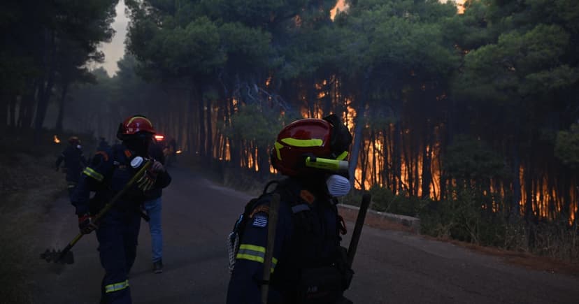 Hundreds Flee as Greece Fire Threatens Seaside Resort