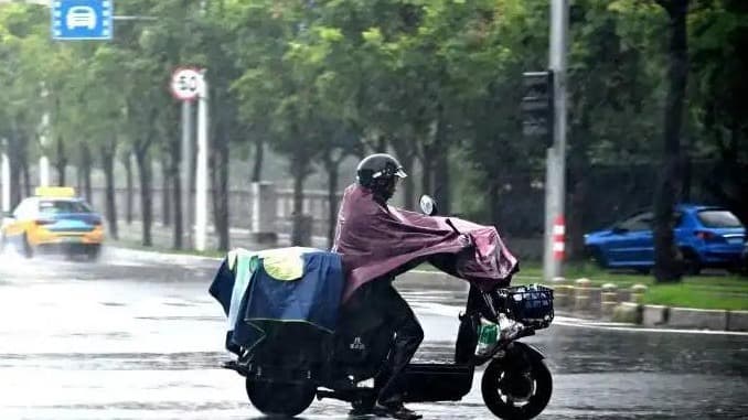 Typhoon Saudel Triggers Guangdong Storms, Disrupts Travel