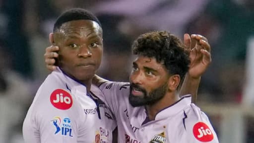 Titans Bowl Out Sunrisers for 86, Claim Top Spot!