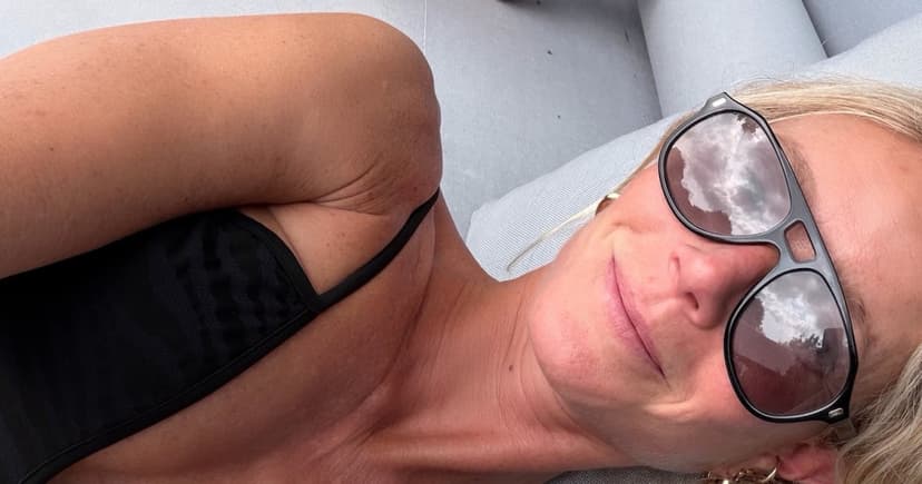 Paltrow & Daughter's Bikini Beach Bash!