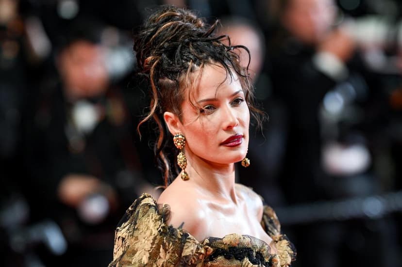 Halsey Debuts New Platinum Hair