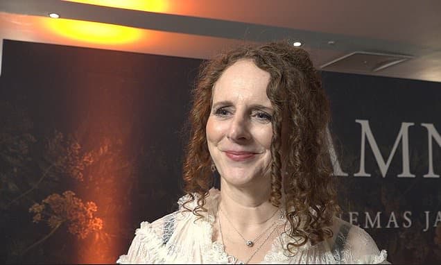 Hamnet Film Sweeps Golden Globes, Author Celebrates