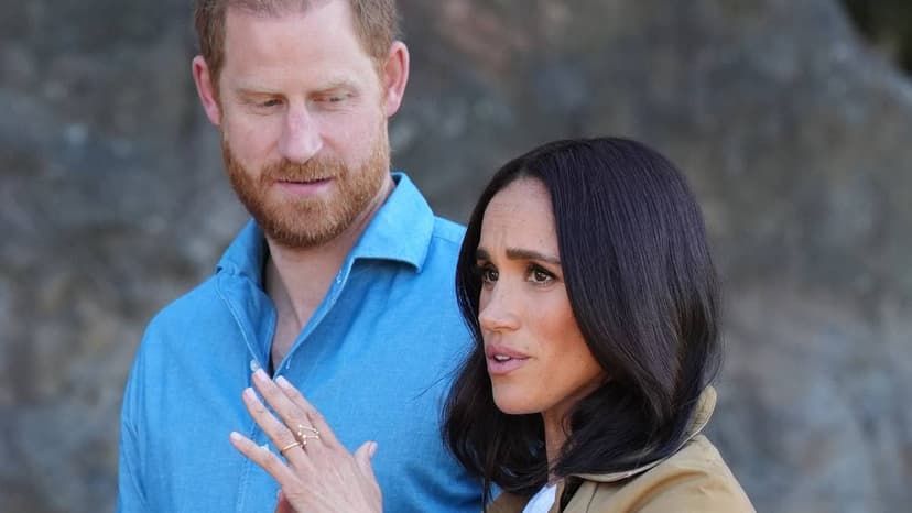 Harry & Meghan's Sweet PDA Moment in Australia
