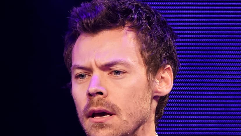 Harry Styles' Shock: Mom Dumps Baby for Photo Op!