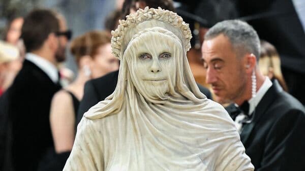 Heidi Klum's Met Gala Statue Look Goes Viral