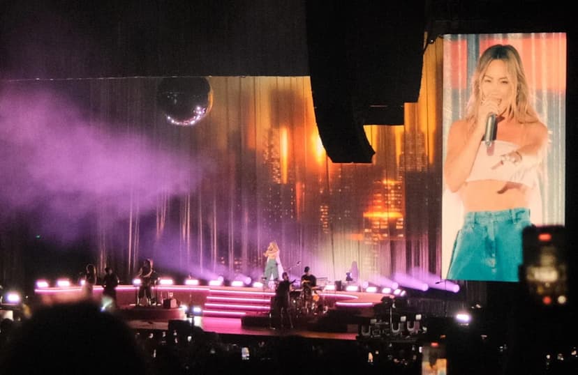 Fans Brave Florida Storm for Hilary Duff's "Lucky Me Tour"