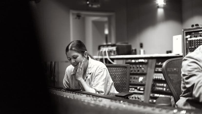 Motherhood's Worries Inspire Hillary Scott's First Solo Hit
