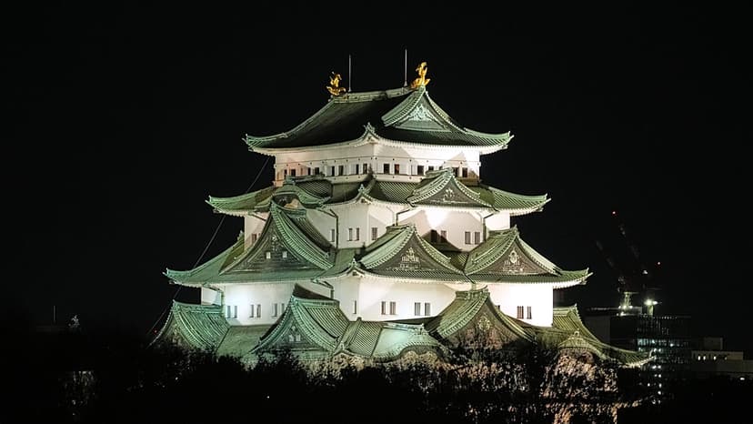 1,000+ Pull Japan's Hirosaki Castle Home