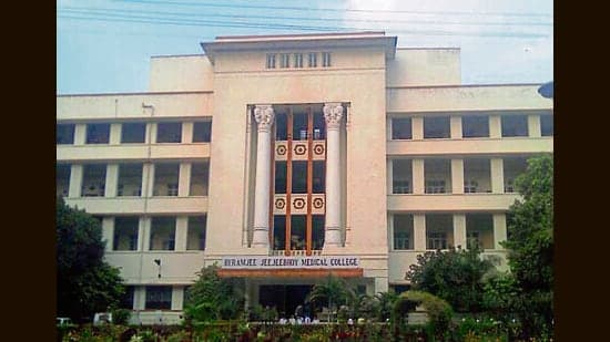 Superbugs Threaten ICU Care: Antibiotic Resistance Soars