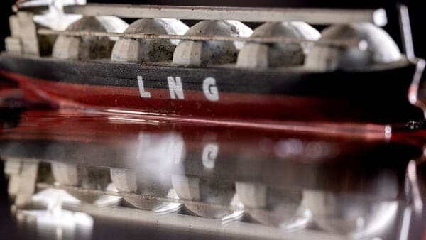 US LNG Surges as India Secures Fuel Amidst Crisis
