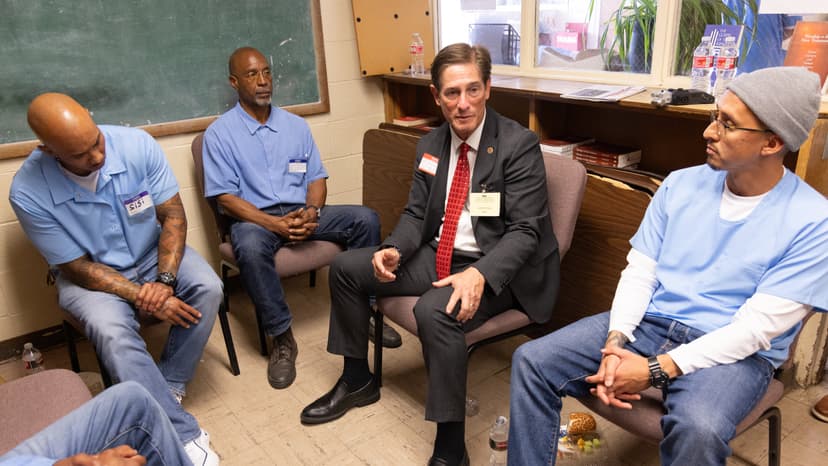 Inmates and Prosecutors Bridge Divide in Prison
