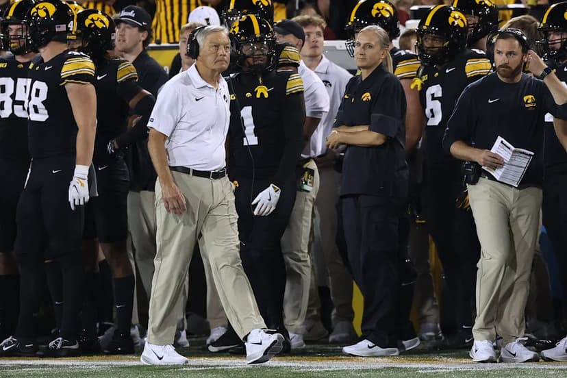Iowa Football Honors Ex-Patriot Mike Elgin