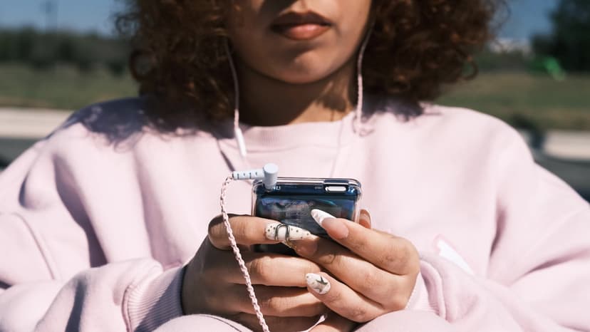 iPod Revival: Young Fans Embrace Digital Disconnect