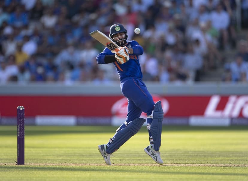 Kiwi Bowler Takes Brilliant Catch to Dismiss Jadeja