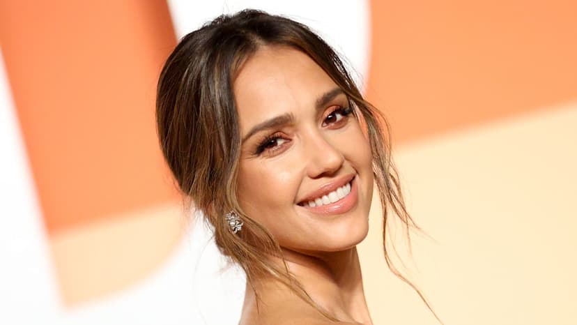 Jessica Alba Flaunts Abs in Aussie Sun