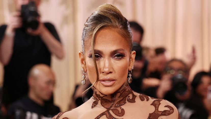 J.Lo Flaunts Killer Abs in Daring Low-Rise Pants!