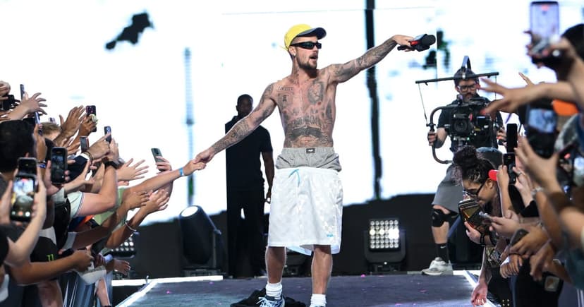 Bieber Goes Shirtless, Stuns at Fanatics Fest 2026