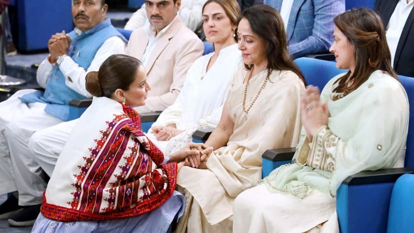 Kangana Ranaut consoles Hema Malini at Dharmendra's prayer meet