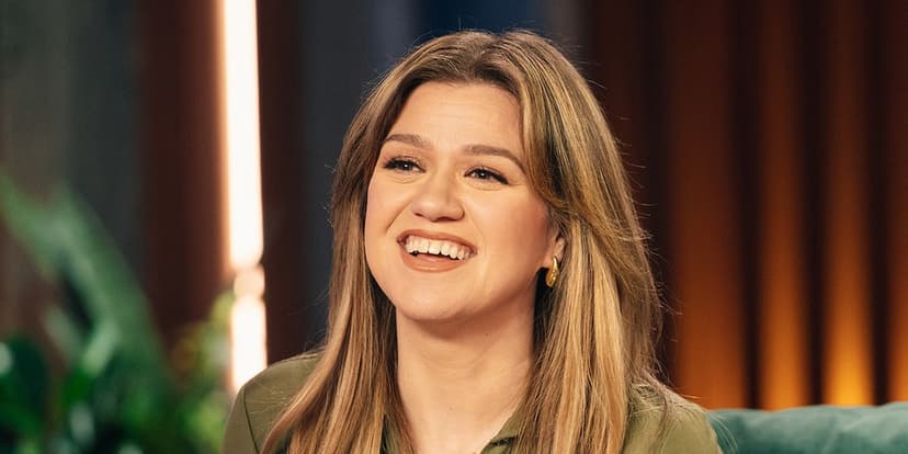 Kelly Clarkson Debuts Bold New Bob in NYC