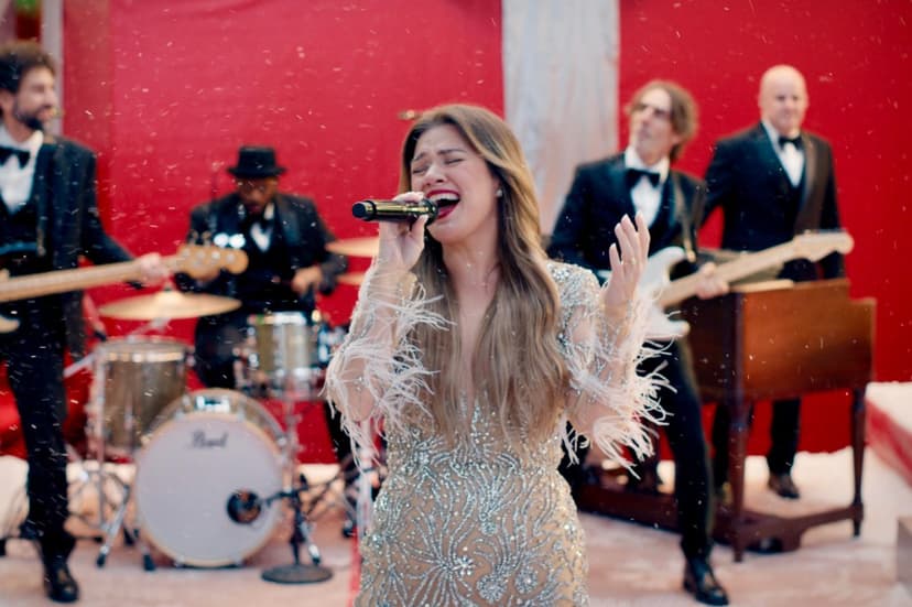 Kelly Clarkson to Kick Off Netflix Christmas NFL Games