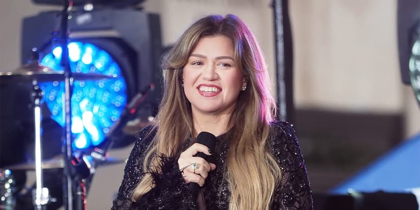 Kelly Clarkson Skates with Kids at Rockefeller Center