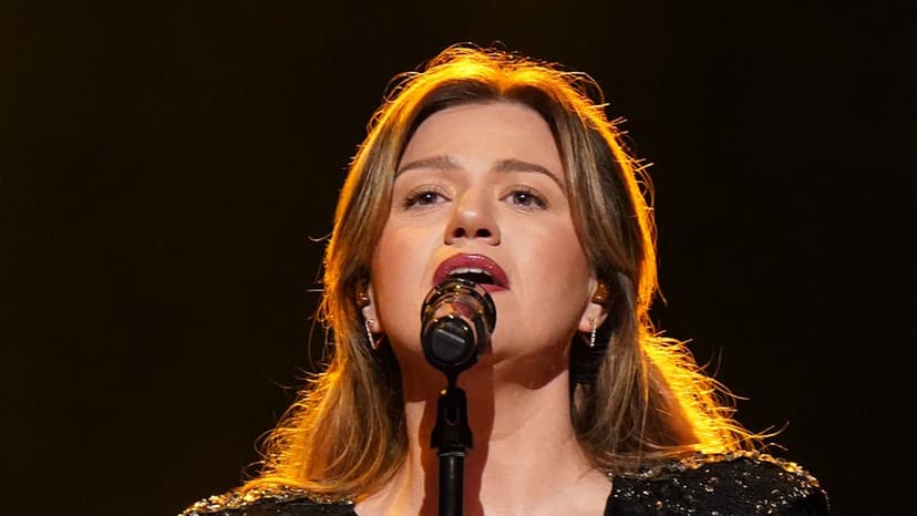 Kelly Clarkson Gifts Entire Audience Round-Trip Tickets!