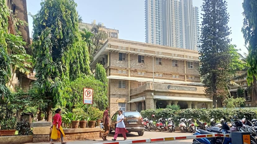 Nurses Protest After KEM Hospital Staff Attacked by Kin