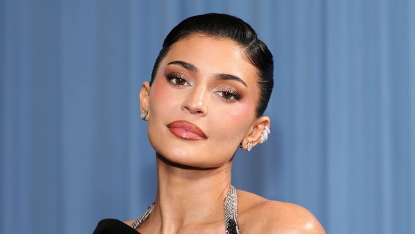 Kylie Jenner Flaunts Figure in Black Bikini