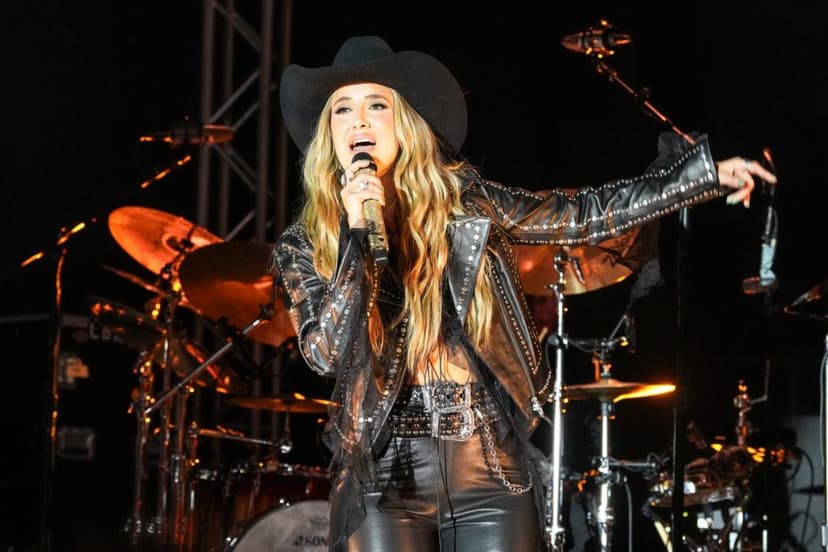 Lainey Wilson Conquers Stagecoach Winds