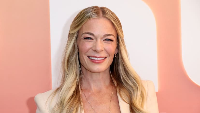 LeAnn Rimes Dazzles in Daring 'Naked' Dress