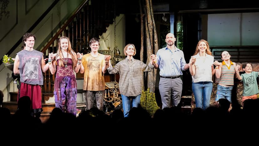 Manville Slams 'Insulting' Photo Takers in Theatre