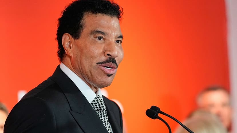 Lionel Richie Hospitalized Again