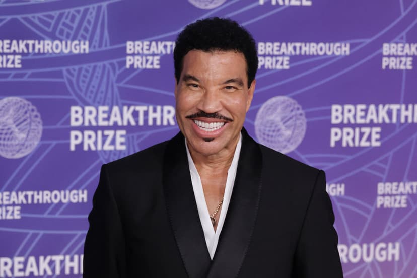 Lionel Richie Hospitalized After St. Louis Show
