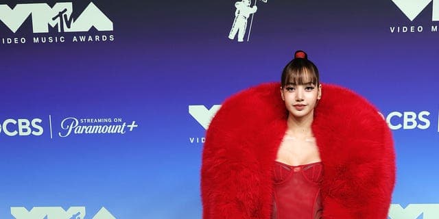 LISA's Dazzling VMA Look & Solo Journey Unveiled