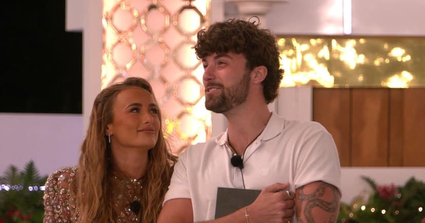 Lucinda and Sean Surge to Top Spot in Love Island Betting