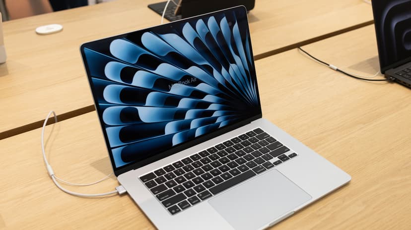 MacBook Air: Silent, Cool, But Throttles Under Load