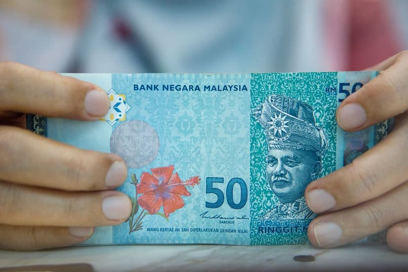 Ringgit Tumbles to 10-Month Low vs Singapore Dollar