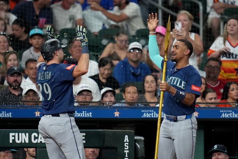 Mariners Edge Astros 3-2 in Tense Sunday Night Showdown
